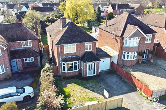 4 Bedroom Detached House For Sale In Bath Road, Thatcham, Berkshire, RG18