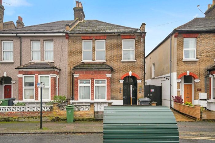 2 Bedroom Flat For Sale In Thornhill Road, Leyton, E10