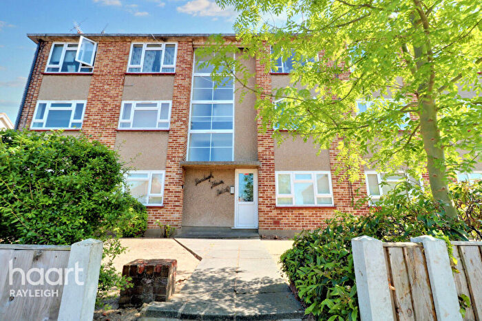 2 Bedroom Flat For Sale In Marina Avenue, Rayleigh, SS6