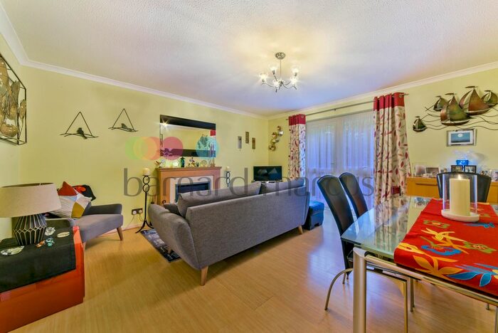 2 Bedroom Flat To Rent In Parrs Close, Sanderstead, South Croydon, CR2