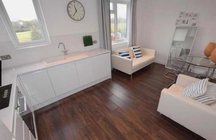 Studio To Rent In Great North Way, London, NW4