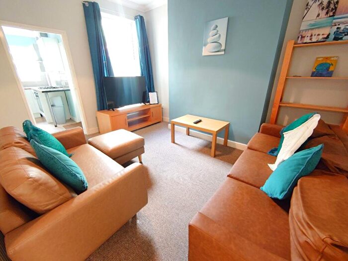 3 Bedroom Terraced House To Rent In Birstall Rd, Kensington, L6
