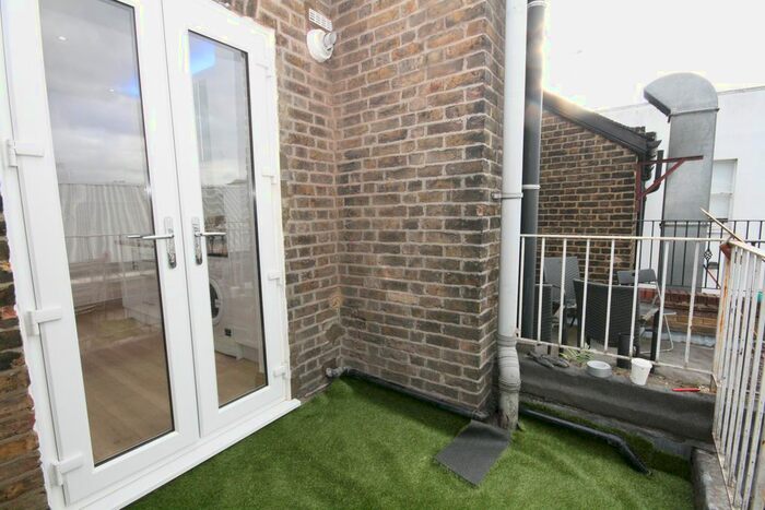 3 Bedroom Flat To Rent In St. Pauls Road, London, N1