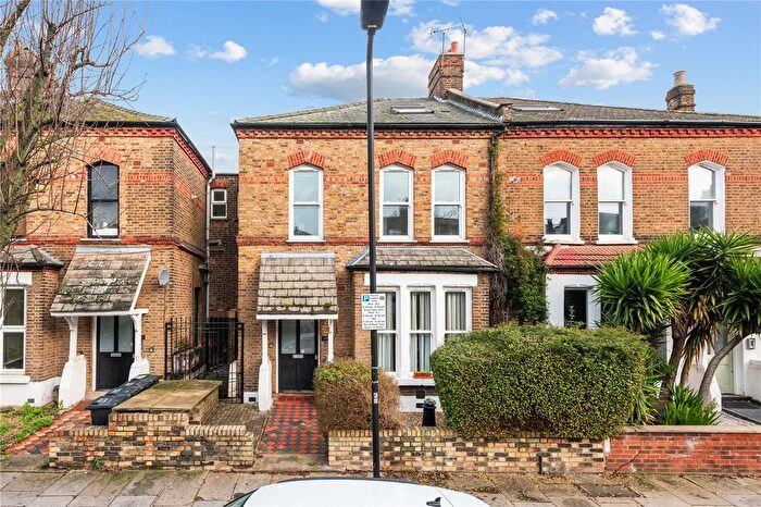 3 Bedroom Flat For Sale In Finsbury Park Road, London, N4