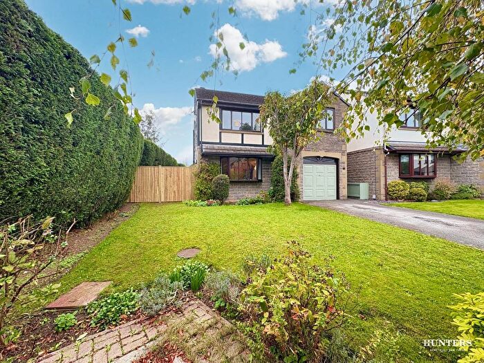 4 Bedroom Detached House For Sale In Dray View, Dewsbury, WF13