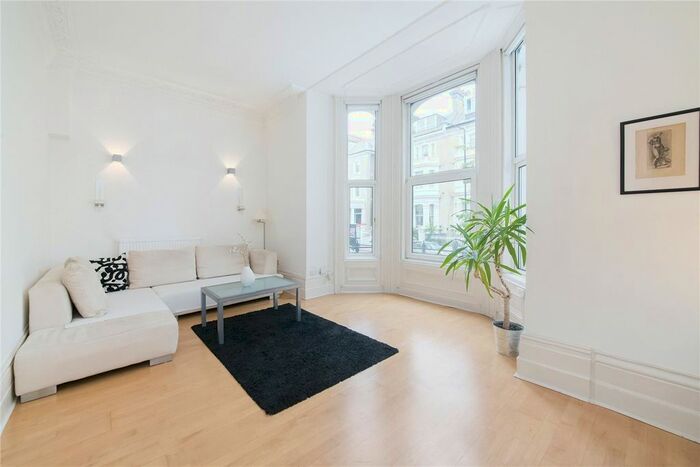 2 Bedroom Flat To Rent In Redcliffe Gardens, Earls Court, London, SW10