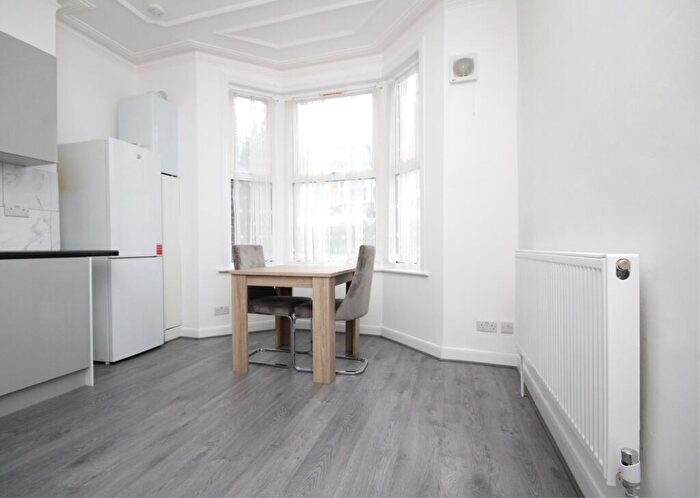 2 Bedroom Flat To Rent In Kitchener Road, Seven Sisters, N17