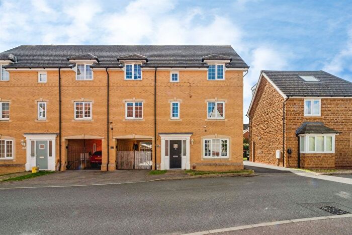 5 Bedroom Semi-Detached House For Sale In Keel Way, Oxley Park, Milton Keynes, MK4