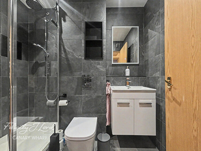 2 Bedroom Apartment To Rent In East Ferry Road, London, E14