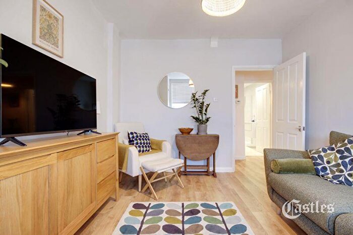 2 Bedroom Maisonette For Sale In Boreham Road, London, N22