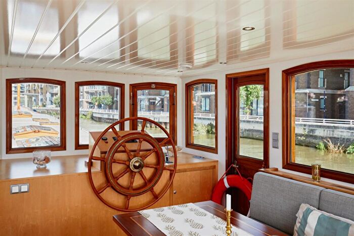 3 Bedroom House Boat For Sale In St Mary’s Wandsworth Pier, Battersea, SW11