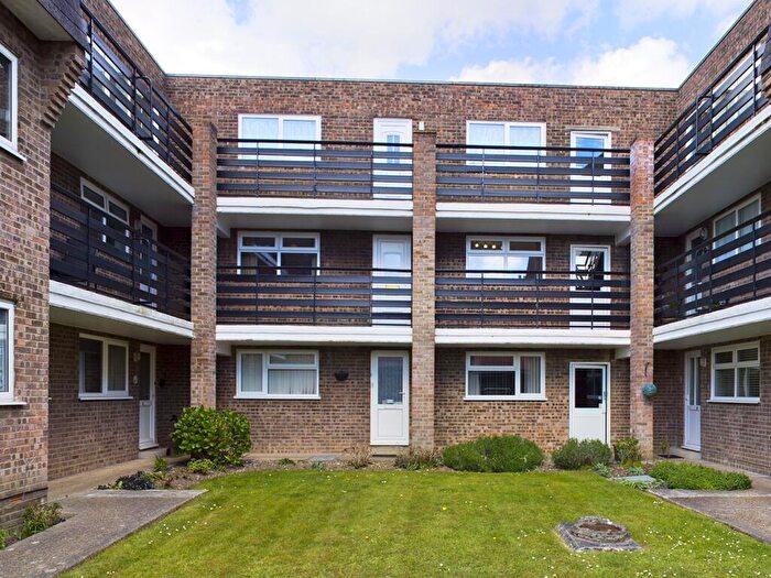 2 Bedroom Flat For Sale In Winifred Road, Waterlooville, PO7