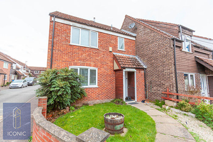 3 Bedroom Semi Detached House For Sale In Lushington Close, Norwich, NR5