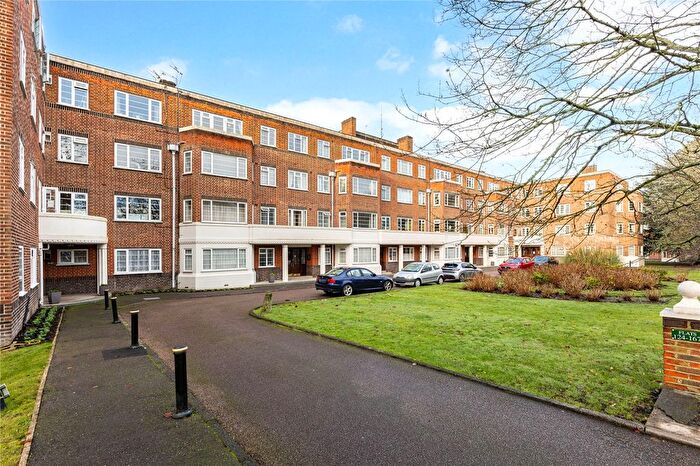 2 Bedroom Flat For Sale In Sheen Court, Richmond, TW10