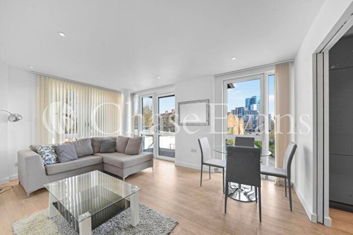 2 Bedroom Flat To Rent In Devan Grove, Finsbury, London, N4