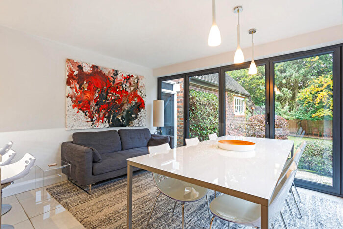 4 Bedroom Detached House For Sale In Avenue Road, Farnborough, GU14