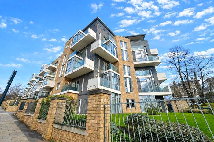 3 Bedroom Flat For Sale In Threadneedle House, Middleton Way, London, SE13