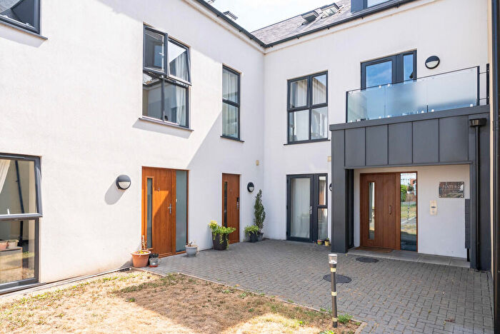 2 Bedroom Flat For Sale In Box Hill Apartments, Chalkpit Lane, RH4