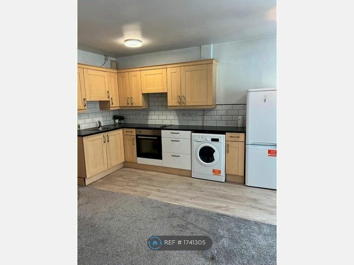 2 Bedroom Flat To Rent In High Street, Wednesfield, Wolverhampton, WV11