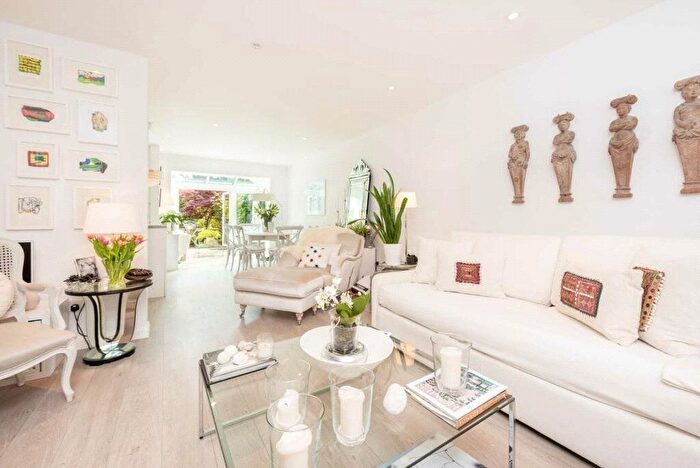 3 Bedroom Terraced House For Sale In Cranbourne Close, London, SW16