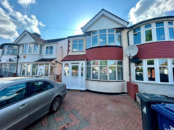 3 Bedroom Property To Rent In Barmouth Avenue, Perivale, Greenford, UB6