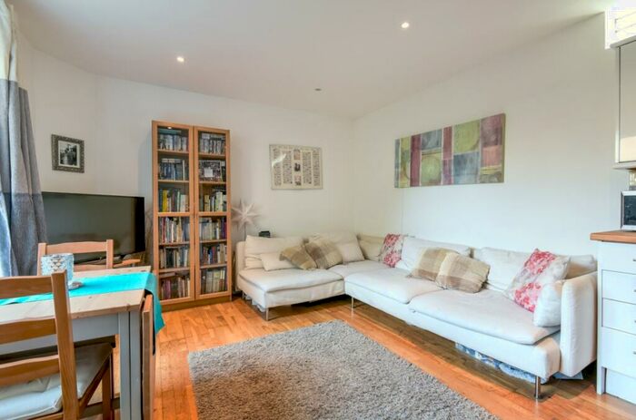 2 Bedroom Flat To Rent In Melbourne Yard, Crystal Palace, London, SE19
