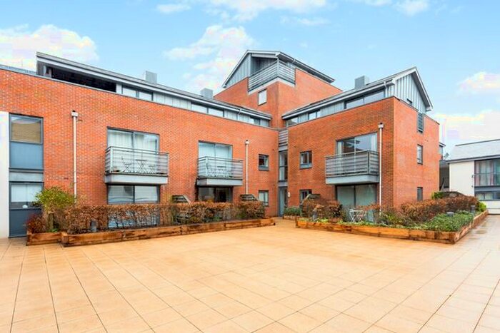 2 Bedroom Flat To Rent In Staple Gardens, Winchester SO23