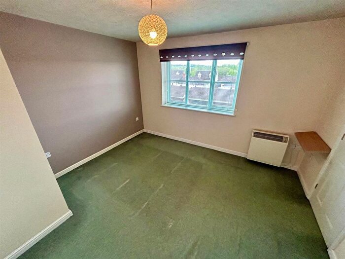 2 Bedroom Flat For Sale In Foxwood Chase, Waltham Abbey, EN9