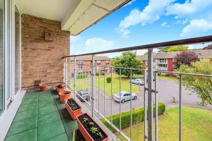 3 Bedroom Flat To Rent In Basinghall Gardens, Sutton, Surrey, SM2