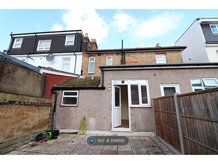 2 Bedroom Flat To Rent In Ashgrove Road, Ilford, IG3