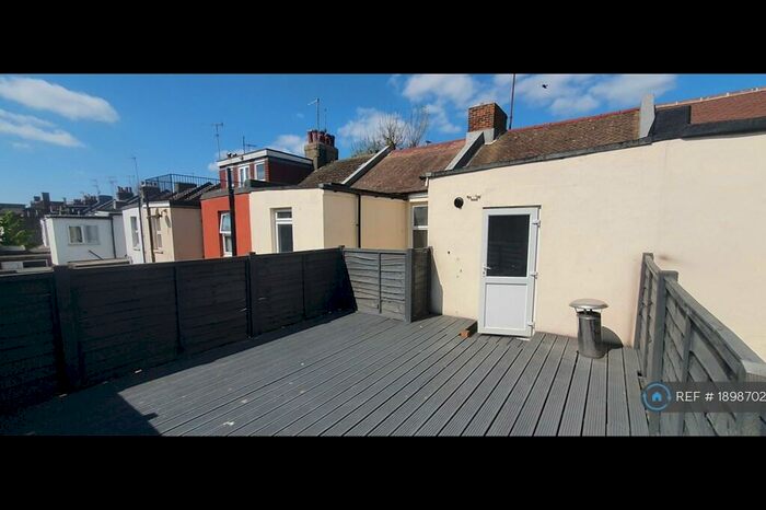 3 Bedroom Flat To Rent In Coombe Terrace, Hove, BN2