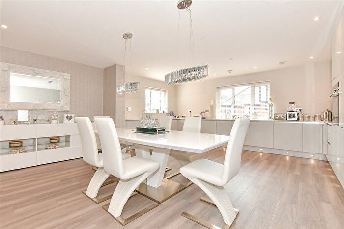 3 Bedroom Flat For Sale In Coppice Row, Theydon Bois, Epping, Essex, CM16