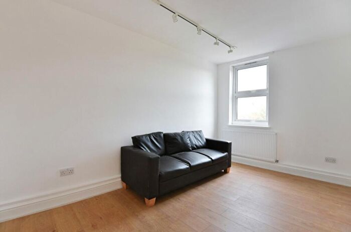 3 Bedroom Flat To Rent In Commercial Way, Peckham, London, SE15
