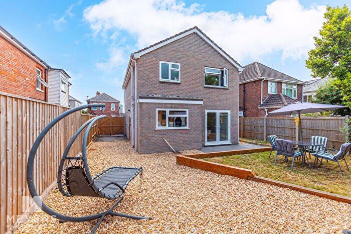 3 Bedroom Detached House For Sale In Queens Road, Stanpit, Christchurch, BH23