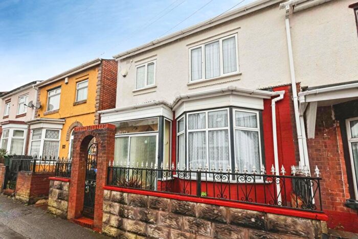 3 Bedroom End Of Terrace House For Sale In White Road, Smethwick, West Midlands, B67
