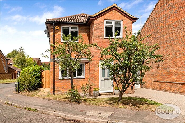 3 Bedroom Link Detached House For Sale In Maskell Way, Farnborough, Hampshire, GU14