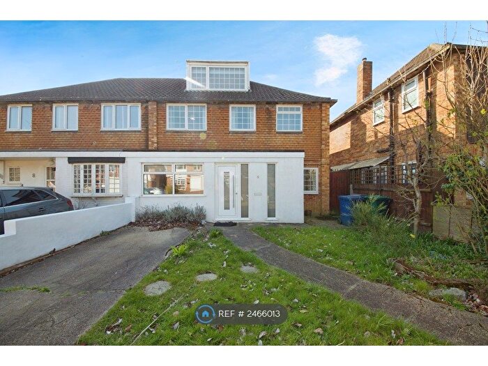4 Bedroom Semi-Detached House To Rent In The Ridgeway, London, N11