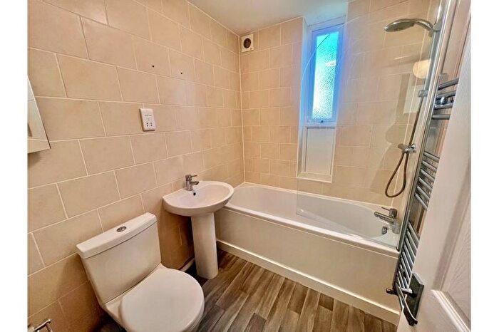2 Bedroom Flat To Rent In Chalkwell Avenue, Chalkwell, Westcliff-on-Sea, SS0