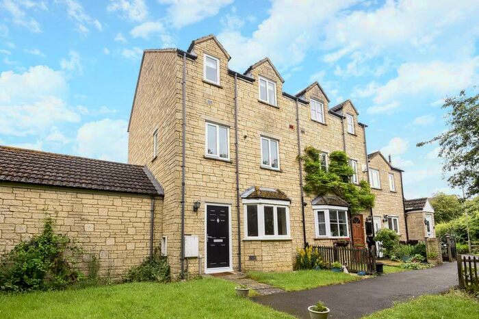 3 Bedroom Town House To Rent In Avocet Way, Bicester, OX26