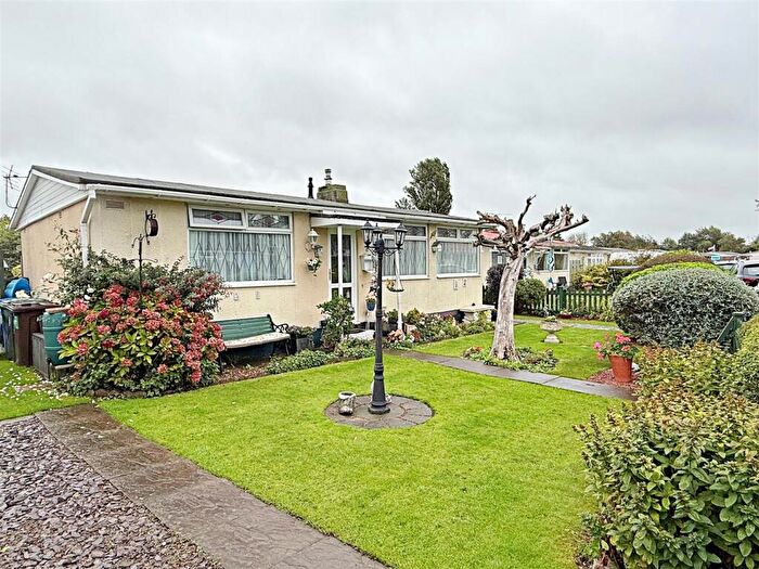 2 Bedroom Chalet For Sale In Humberston Fitties, Humberston, Grimsby, DN36