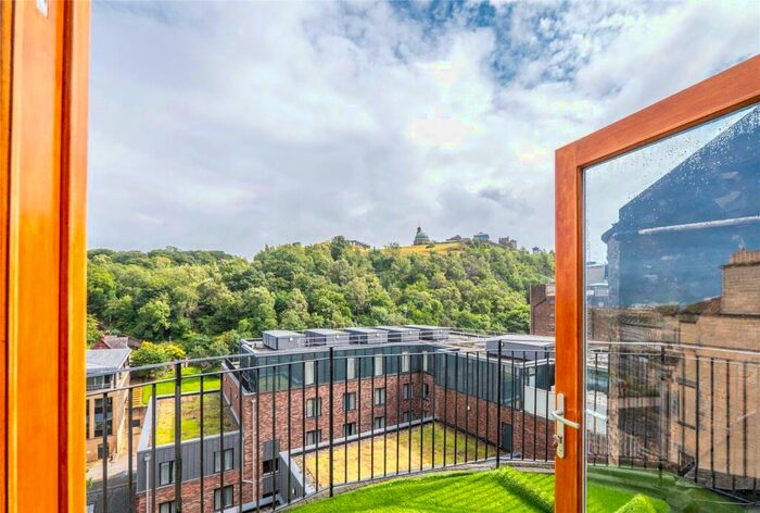 2 Bedroom Flat To Rent In / Baxter's Place, East New Town, Edinburgh, EH1