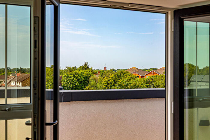 2 Bedroom Apartment For Sale In Hall Crescent, Benfleet, SS7