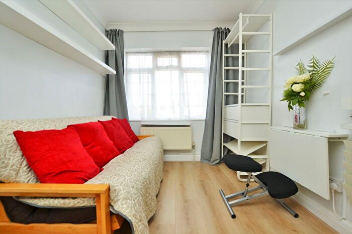 1 Bedroom Studio To Rent In Northumberland Avenue, Isleworth, TW7