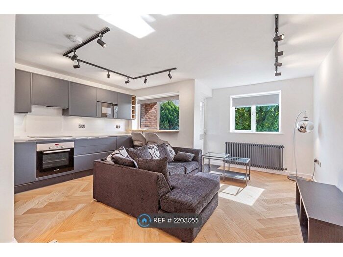 1 Bedroom Flat To Rent In Highview, Surbiton, KT6