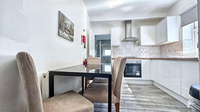 4 Bedroom Property To Rent In Queen Street, Pontypridd, CF37