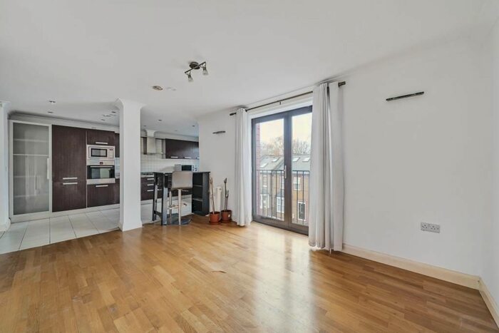 2 Bedroom Flat To Rent In Twickenham Road, Isleworth, TW7