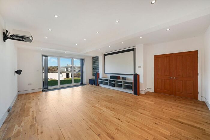 5 Bedroom Detached House To Rent In Colchester Road, Northwood, HA6