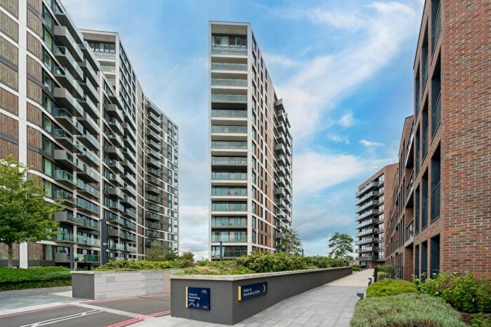 3 Bedroom Flat To Rent In Hampton Apartments, Duke Of Wellington Avenue, London, SE18