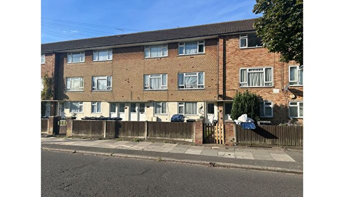 2 Bedroom Flat For Sale In Allenby Road, Southall, Greater London, UB1