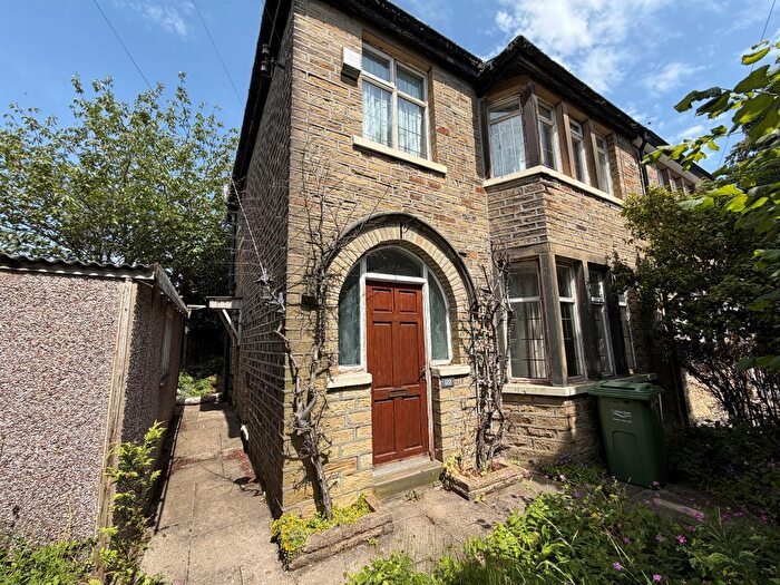 3 Bedroom Semi-Detached House For Sale In Savile Park Road, Halifax, HX1